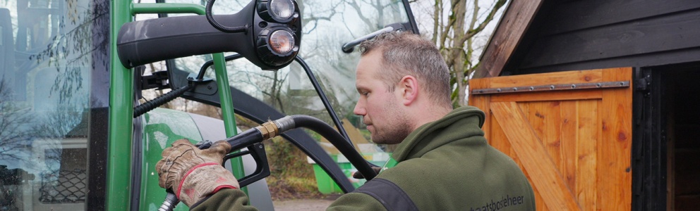 Zijaanzicht tanken Neste MY in tractor